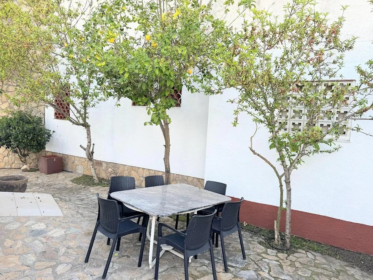 Empurialola -Encantadora Casa Con Jardin Cerca Del Centro -142 Empuriabrava 0*,  Španělsko
