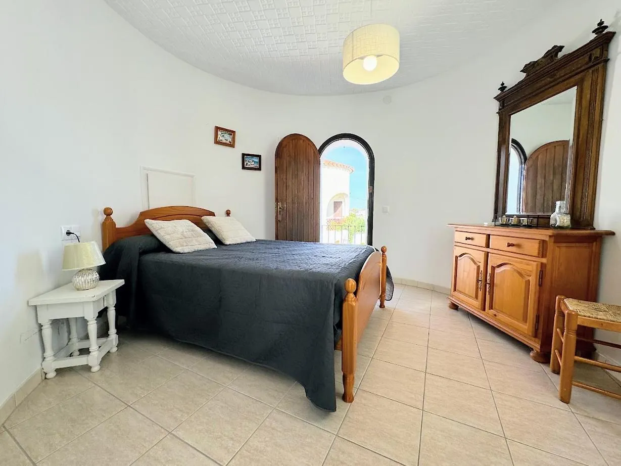 Empurialola -Encantadora Casa Con Jardin Cerca Del Centro -142 Empuriabrava 0*,  Španělsko