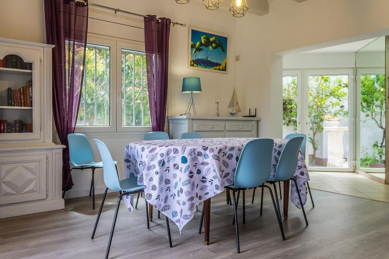 Empurialola -Encantadora Casa Con Jardin Cerca Del Centro -142 Empuriabrava 0*,  Španělsko