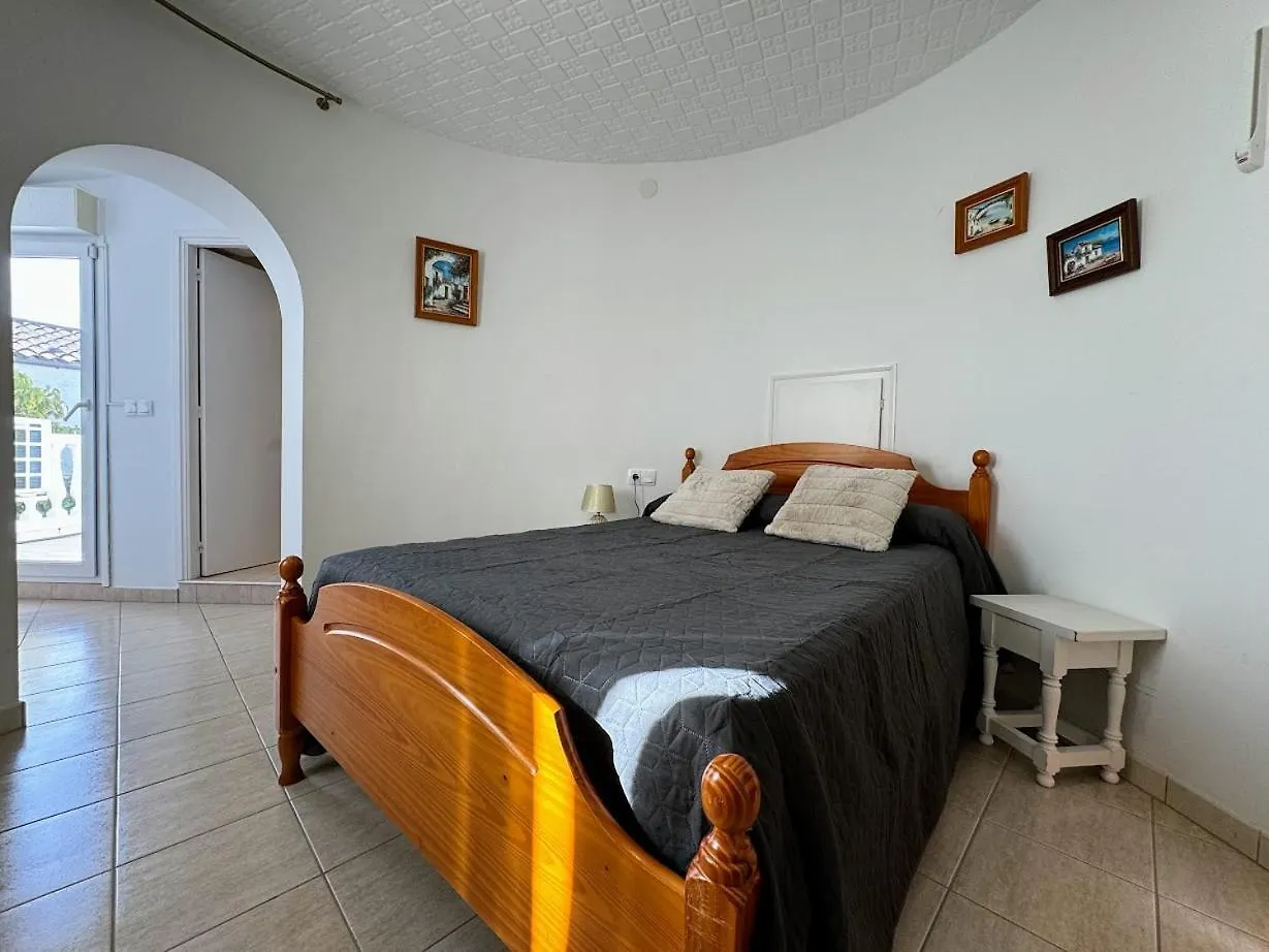 Holiday home Empurialola -Encantadora Casa Con Jardin Cerca Del Centro -142 Empuriabrava
