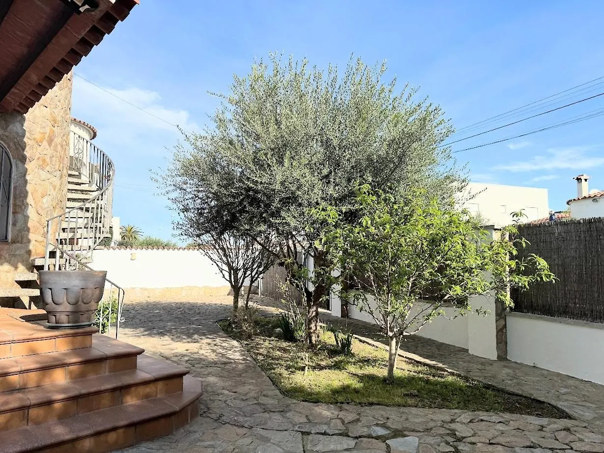 Holiday home Empurialola -Encantadora Casa Con Jardin Cerca Del Centro -142 Empuriabrava