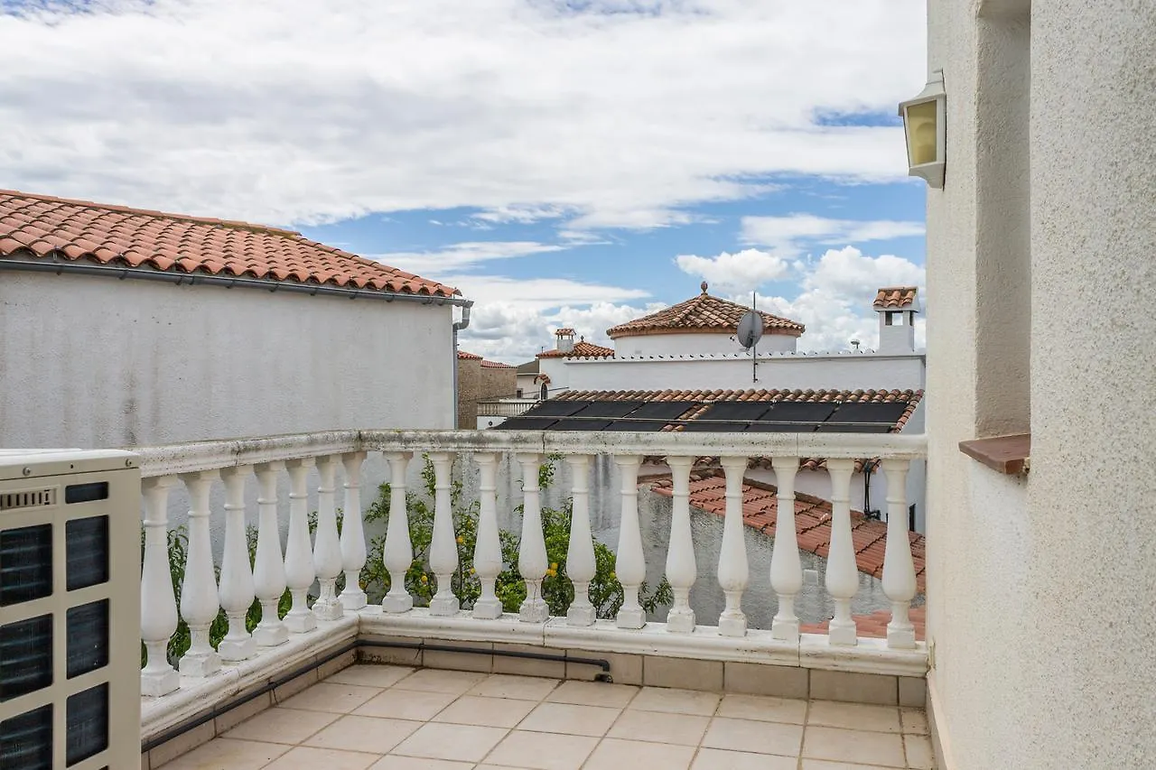 Holiday home Empurialola -Encantadora Casa Con Jardin Cerca Del Centro -142 Empuriabrava