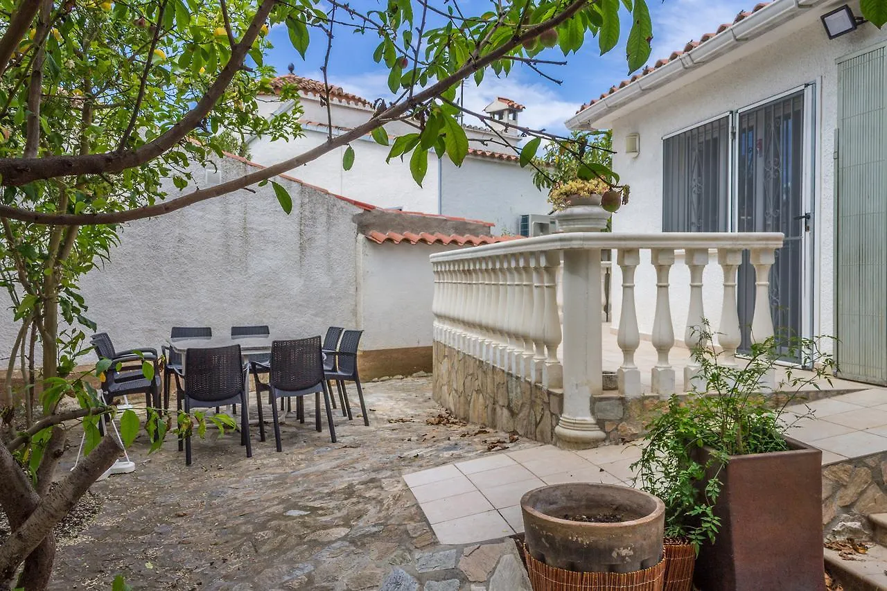 Empurialola -Encantadora Casa Con Jardin Cerca Del Centro -142 Empuriabrava 0*,  Spain