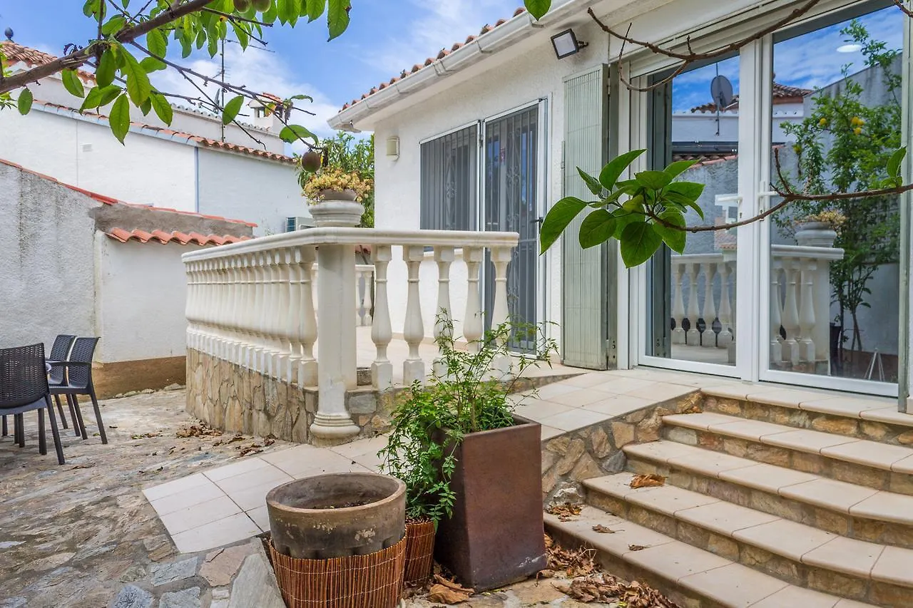 Empurialola -Encantadora Casa Con Jardin Cerca Del Centro -142 Empuriabrava Spain