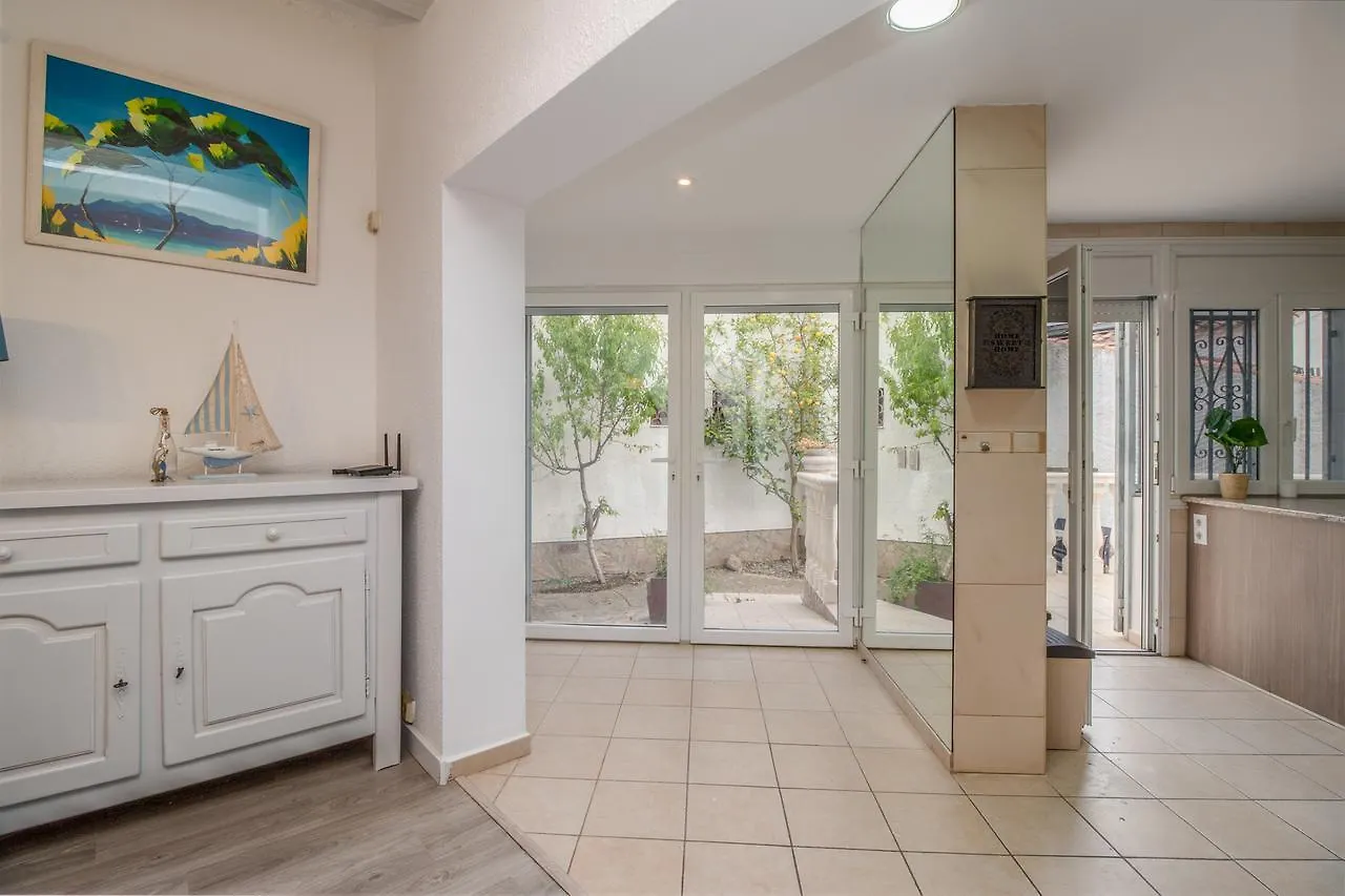 Holiday home Empurialola -Encantadora Casa Con Jardin Cerca Del Centro -142 Empuriabrava Spain